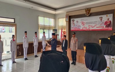 Pengukuhan Paskibra MAN 2 Bandung di Kecamatan Solokanjeruk