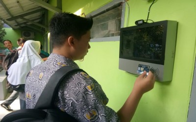 Penerapan Absen Digital dengan media Kartu Pintar di MAN 2 Bandung